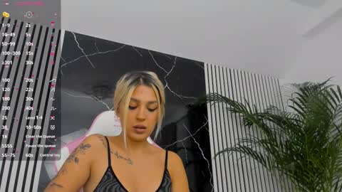 Snapshot of diamond_ava_ chatting on September 2025 07:15:02 PM Thea online show from September 2025 07:15:02 PM