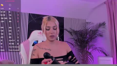 Snapshot of diamond_ava_ chatting on November 2025 07:38:01 PM Thea online show from November 2025 07:38:01 PM