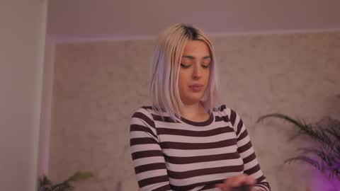 Snapshot of diamond_ava_ chatting on February 2026 05:12:02 PM Thea online show from February 2026 05:12:02 PM