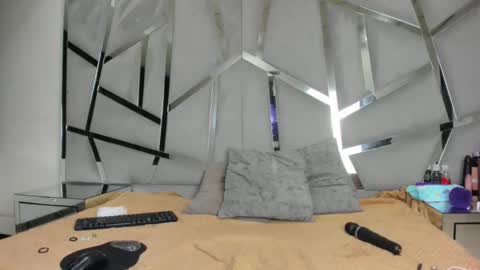 dianarous online show from December 2025 04:52:01 AM