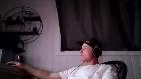 Snapshot of dirkdigglerofficial chatting on June 2026 10:29:02 PM dirkdigglerofficial online show from June 2026 10:29:02 PM