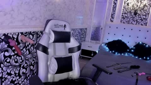 Snapshot of dirty_foxy chatting on December 2024 07:49:02 AM Violet online show from December 2024 07:49:02 AM