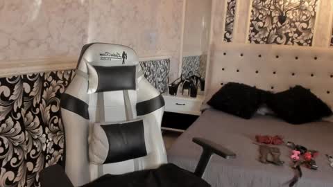 Snapshot of dirty_foxy chatting on January 2025 08:50:02 PM Violet online show from January 2025 08:50:02 PM