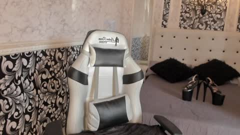 Snapshot of dirty_foxy chatting on January 2025 08:32:01 PM Violet online show from January 2025 08:32:01 PM