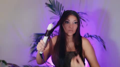 DivineLynn online show from May 2026 02:33:01 PM