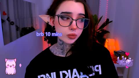 dixipixi_ online show from February 2025 12:01:02 PM