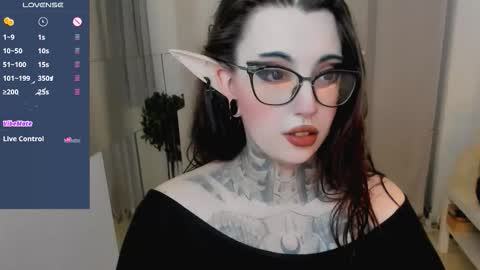 dixipixi_ online show from September 2025 05:40:01 AM