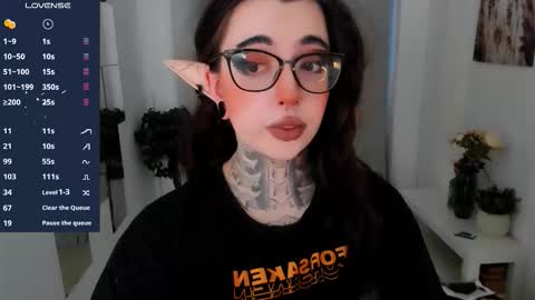 dixipixi_ online show from October 2025 05:50:02 AM