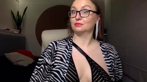 DOM MUMMY online show from November 2025 06:02:02 AM