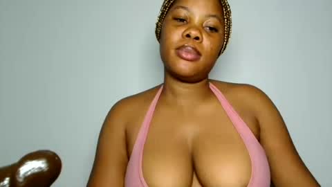 Snapshot of domina_veloura27 chatting on June 2026 10:19:02 PM laura online show from June 2026 10:19:02 PM