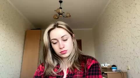 Snapshot of domingadandridge chatting on April 2026 09:45:02 AM Mia online show from April 2026 09:45:02 AM