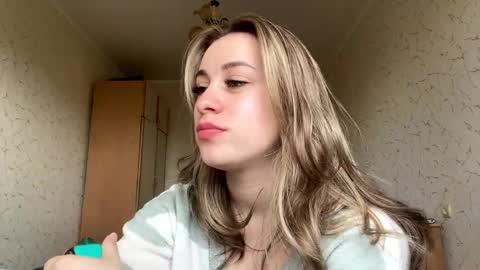 Snapshot of domingadandridge chatting on April 2026 08:13:01 AM Mia online show from April 2026 08:13:01 AM