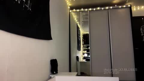 MOLLYYYY dont forget to give me a thumb up online show from November 2025 09:31:01 AM