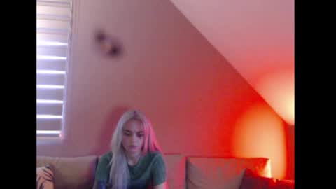 A girl online show from December 2025 08:10:01 AM