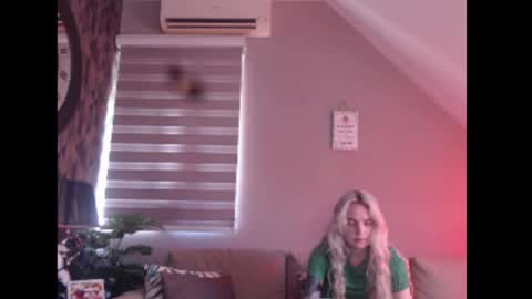 A girl online show from April 2026 07:33:02 AM