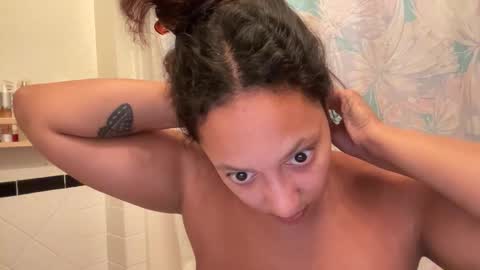 RIRI OR DREAMY online show from October 2025 03:01:02 PM