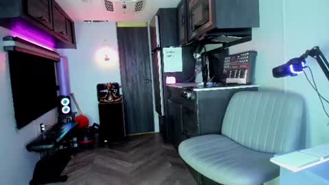 Snapshot of drizzys_room chatting on June 2026 02:18:02 AM DirtyDrizzy online show from June 2026 02:18:02 AM