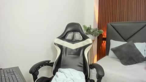 E S T R E L L A online show from October 2025 02:03:02 AM