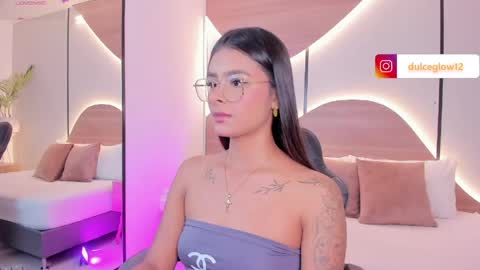Snapshot of dulce_glow_ chatting on April 2026 01:56:02 AM D U L C E online show from April 2026 01:56:02 AM