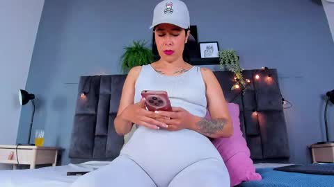 Snapshot of dulceaurora_ chatting on April 2026 02:51:01 AM DULCE AURORA online show from April 2026 02:51:01 AM