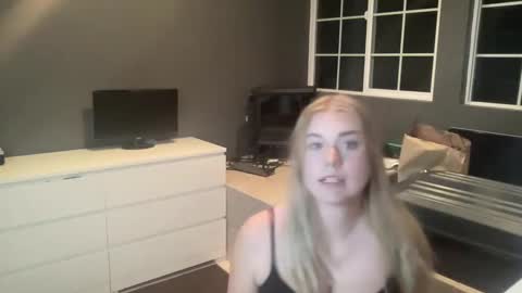 Snapshot of dumbblondexoxo chatting on December 2024 06:47:01 AM dumbblondexoxo online show from December 2024 06:47:01 AM