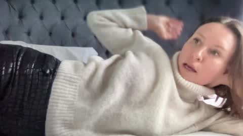 Nadia Ferreira  online show from January 2025 09:05:01 AM