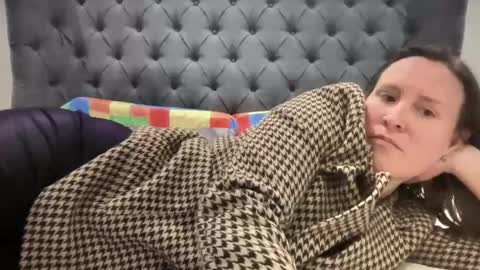 Nadia Ferreira  online show from February 2025 06:10:02 PM