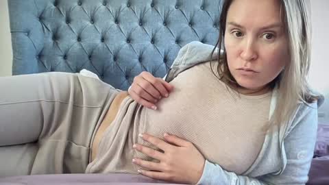 Nadia Ferreira  online show from December 2025 10:24:01 AM