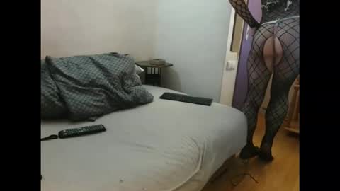 shy yoong cross online show from November 2025 03:01:02 PM