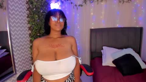 Snapshot of ebony_colombian chatting on December 2024 03:39:01 AM Andrea online show from December 2024 03:39:01 AM