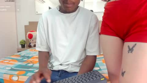 Snapshot of ebony_n_blonde chatting on May 2026 08:58:02 PM ebony_n_blonde online show from May 2026 08:58:02 PM