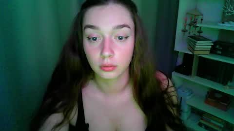 Snapshot of effie_balconii chatting on September 2025 02:28:01 PM effie_balconii online show from September 2025 02:28:01 PM