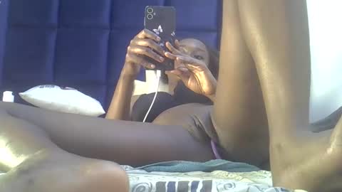 Snapshot of el_petite chatting on October 2025 06:31:02 PM petite online show from October 2025 06:31:02 PM