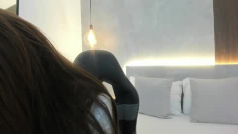 E L A I A online show from April 2026 07:20:02 PM