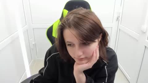 Snapshot of elara_muse chatting on April 2026 07:00:01 AM Evie online show from April 2026 07:00:01 AM