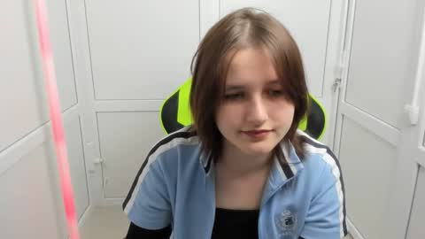 Snapshot of elara_muse chatting on April 2026 07:00:02 AM Evie online show from April 2026 07:00:02 AM