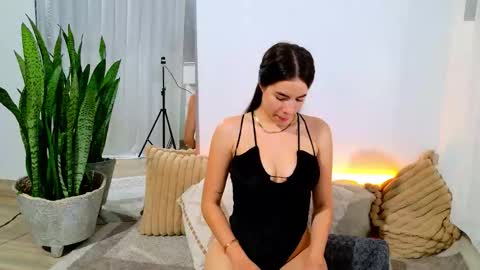 elaravennori online show from December 2025 03:24:02 AM