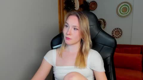 Snapshot of elaravoltage chatting on March 2026 05:44:01 AM elaravoltage online show from March 2026 05:44:01 AM