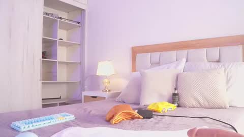 Elena online show from December 2025 06:04:01 PM