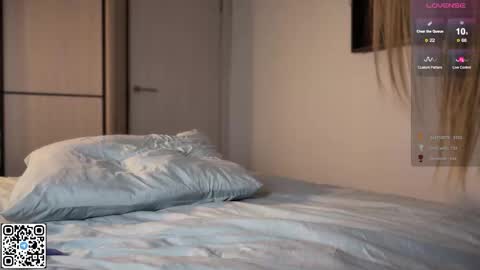 Elizabeth Lizi online show from November 2025 01:22:02 PM