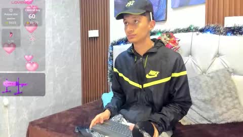 Elian Julian online show from November 2025 09:09:02 PM