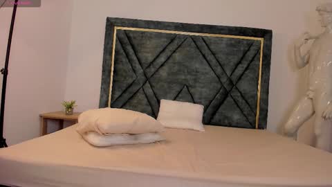 Your favorite Boy online show from November 2025 12:27:01 PM