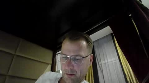 eliger35 online show from November 2025 06:15:01 PM