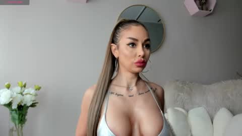 Snapshot of elinamoon_ chatting on May 2026 09:49:01 AM Elina online show from May 2026 09:49:01 AM