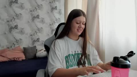 Snapshot of elisa_kollin chatting on June 2026 10:15:01 AM Aletta Oushen online show from June 2026 10:15:01 AM