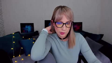 Snapshot of elisabethmills chatting on February 2025 02:32:02 PM Elisabeth online show from February 2025 02:32:02 PM