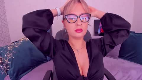 Snapshot of elisabethmills chatting on February 2025 12:03:02 PM Elisabeth online show from February 2025 12:03:02 PM