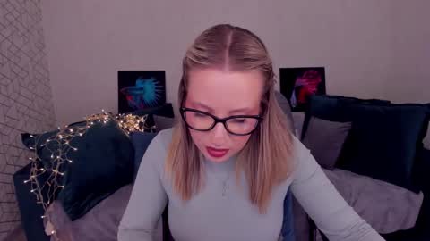 Snapshot of elisabethmills chatting on March 2025 04:46:01 PM Elisabeth online show from March 2025 04:46:01 PM