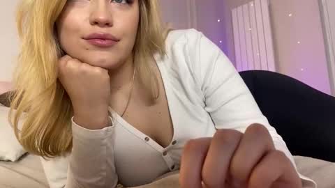 Stephanie online show from December 2025 06:59:02 PM