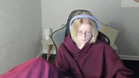 Elizabeth online show from December 2025 01:00:01 AM